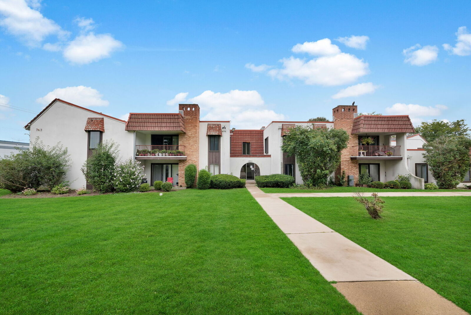 Property Photo:  743 E Fullerton Avenue 112  IL 60139 