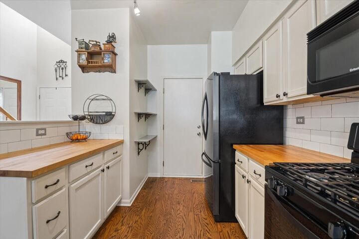 Property Photo:  1041 Park Hill Circle 1041  IL 60502 