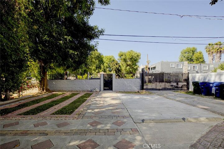 Property Photo: 14918 Wyandotte CA 91405