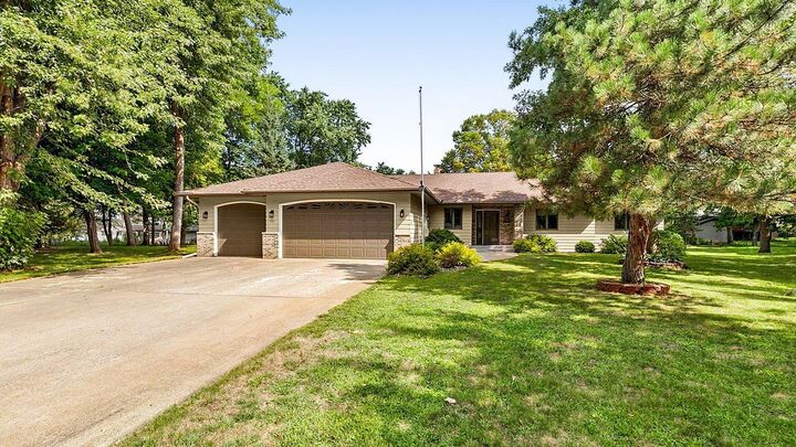 Property Photo: 985 Juliet Way MN 56310