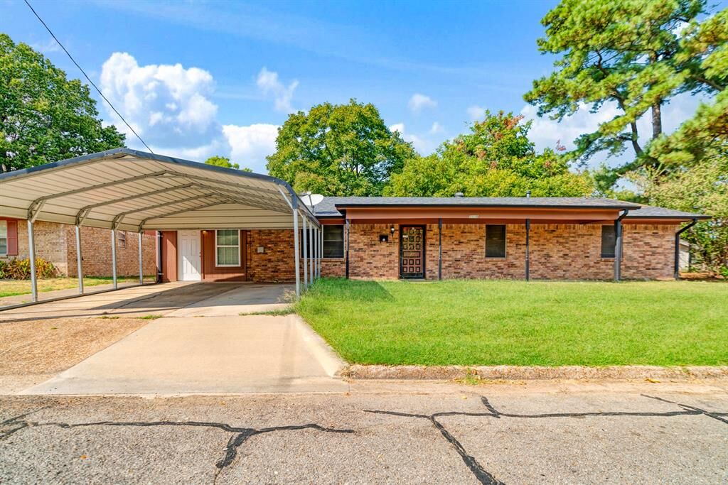 Property Photo:  2820 W Kaufman Street  TX 75460 