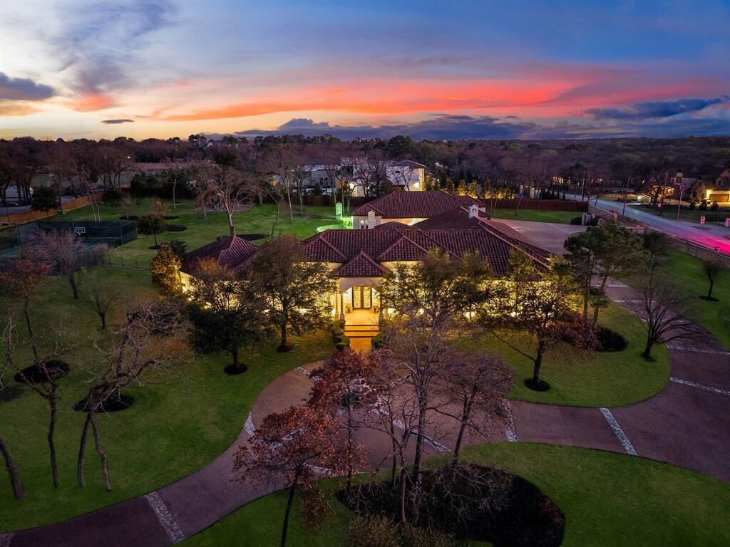 Property Photo: 1075 W Dove Road TX 76092