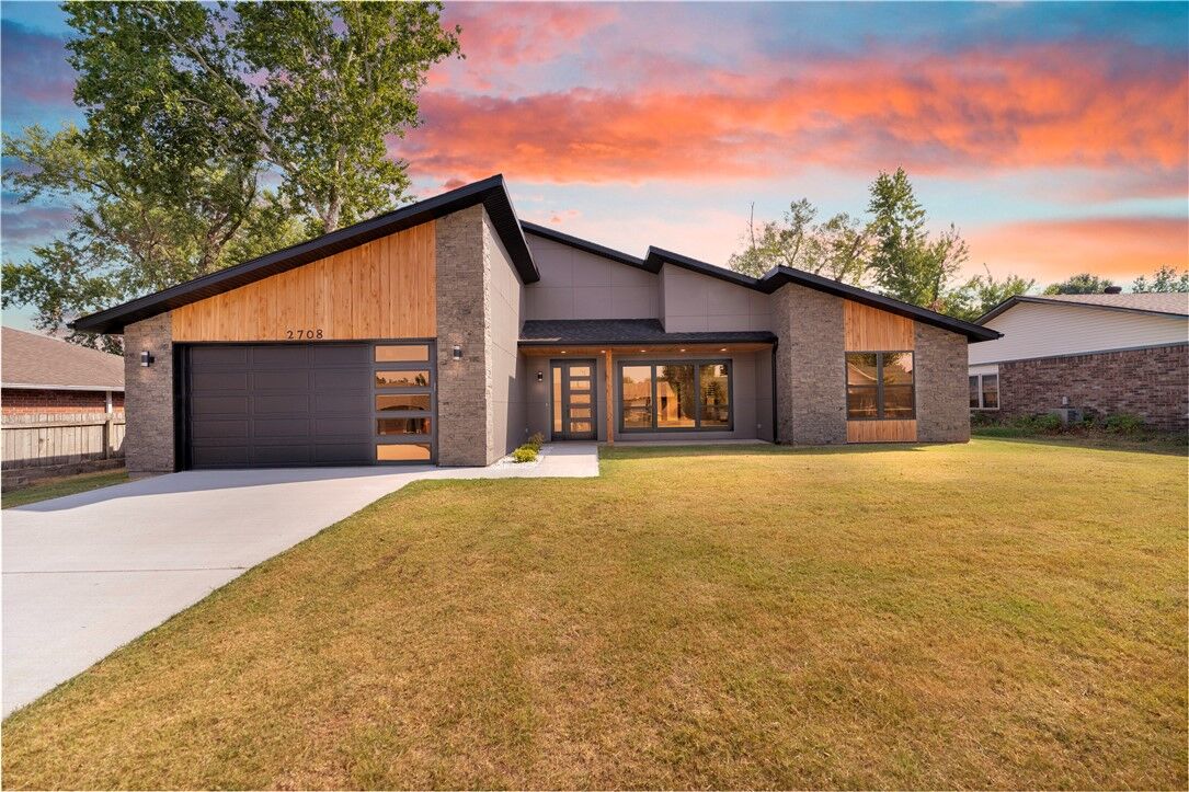 Property Photo: 2708 W Gum Street AR 72758