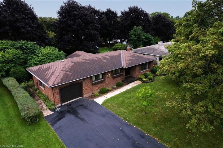 Property Photo:  99 Berkley Crescent  ON N3Y 4N1 