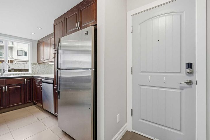 Property Photo: 2115 35 Avenue SW B AB T2T 2E4