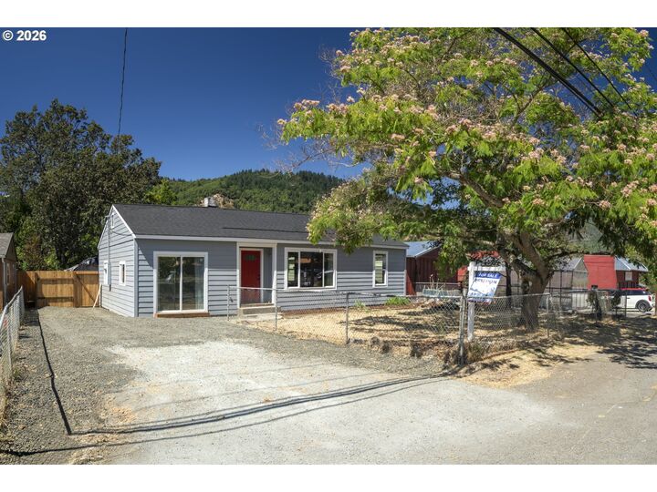 Property Photo:  912 S Main St  OR 97457 