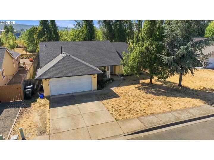 Property Photo: 1145 Ash Grove Loop OR 97426