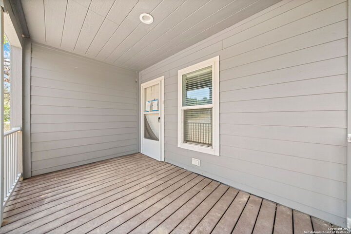 Property Photo:  711 La Cresta Dr  TX 78133 