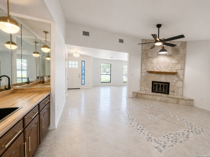Property Photo: 2119 Crested Walk TX 78231