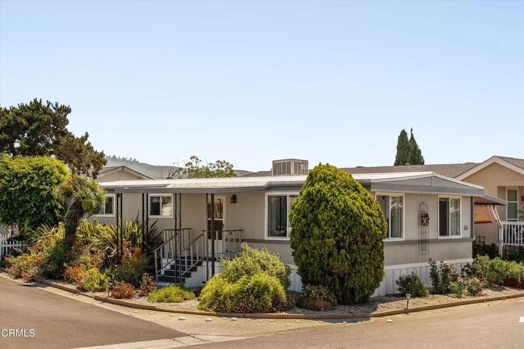 Property Photo:  10 Wisteria Way  CA 93004 