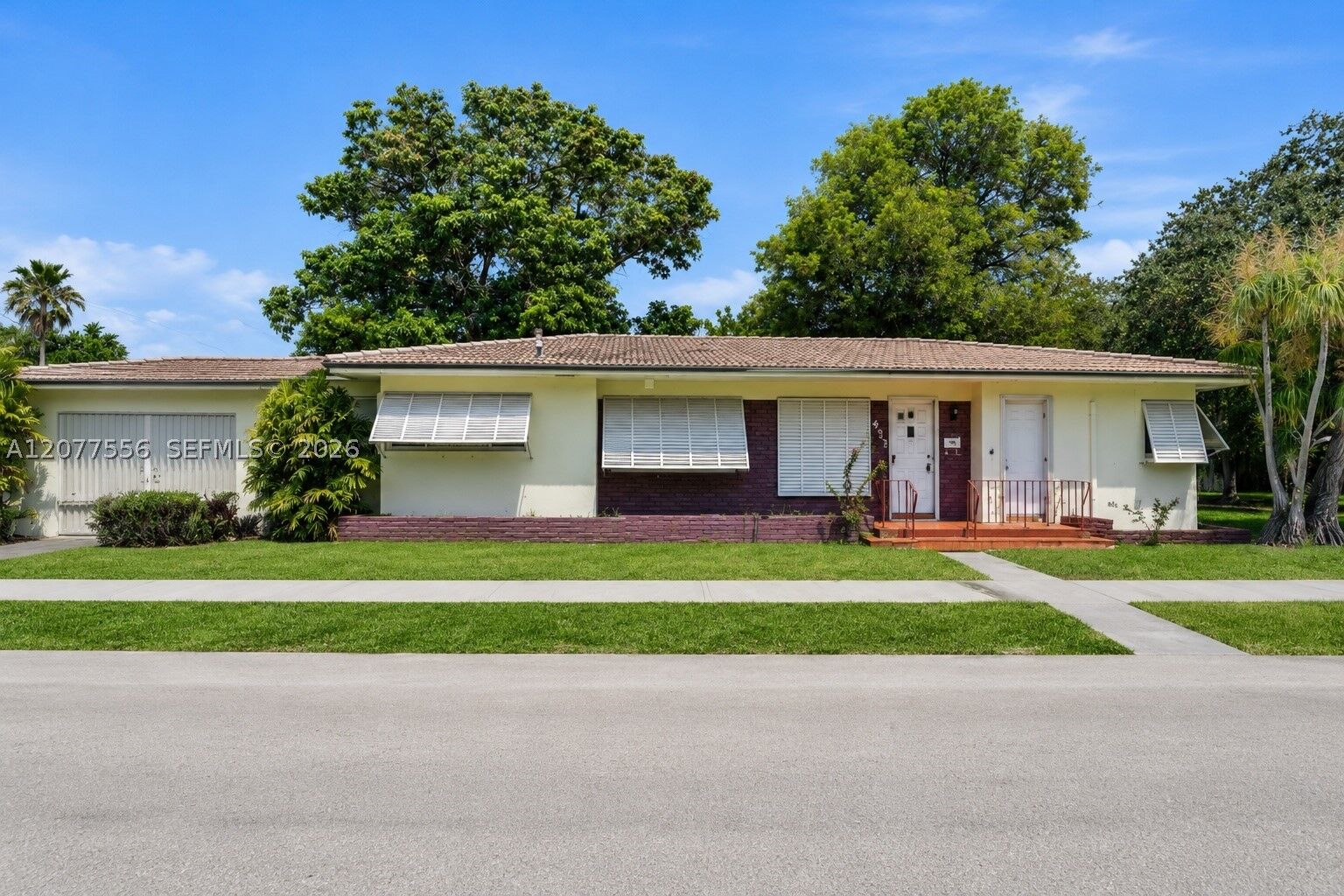 Property Photo:  425 S 15th Ave  FL 33020 