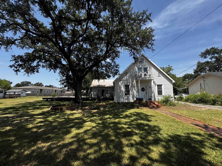 Property Photo:  1114 Luling  TX 77627-0000 