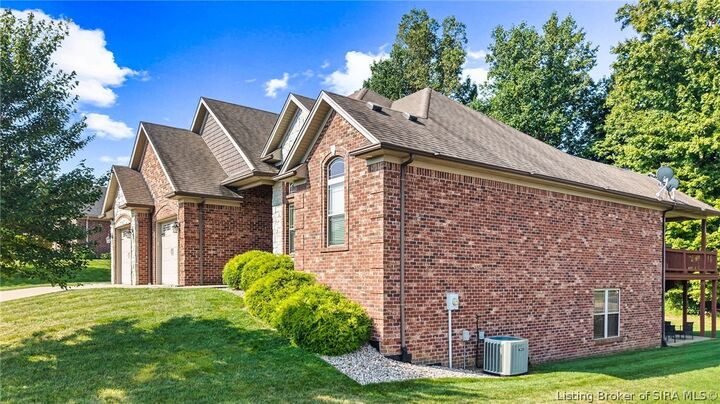 Property Photo:  1013 Heritage Way  IN 47124 