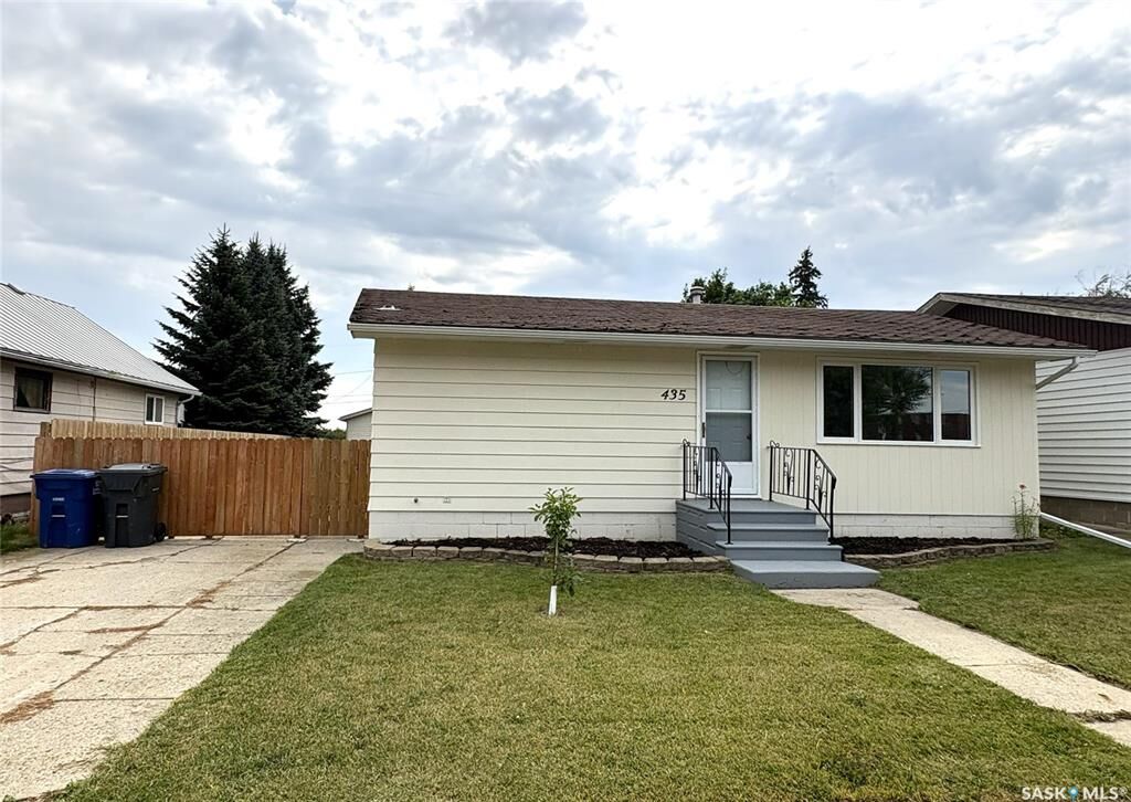 Property Photo: 435 2nd Avenue SK S0K 0C0