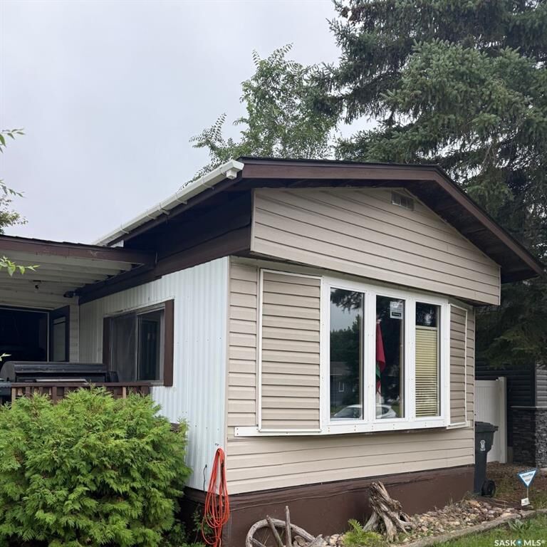 Property Photo:  251 30th Street W  SK S0M 0E0 