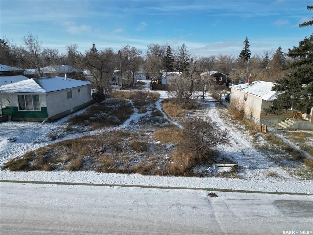 Property Photo:  820 Robinson Street  SK S4T 2M3 