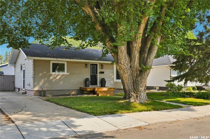 Property Photo: 2417 York Avenue SK S7J 1J4