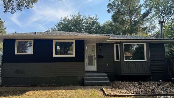 Property Photo:  61 Bannister Avenue  SK S4R 5K8 