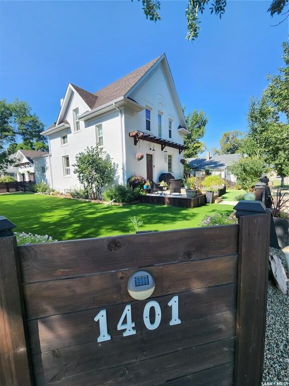 Property Photo:  1401 3rd Street  SK S4A 0S3 