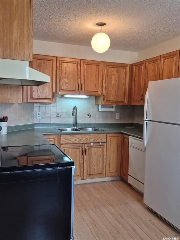Property Photo: 3220 33rd Street W 102 SK S7L 6K3