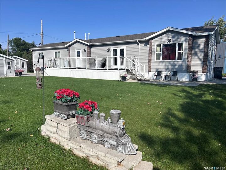 Property Photo:  313 1st Street N  SK S0C 1W0 