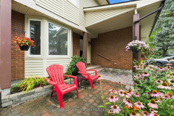 Property Photo: 66 Fieldgate Drive ON K2J 1T9