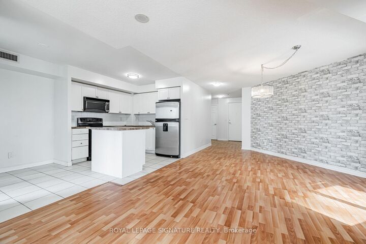 Property Photo: 3888 Duke Of York Boulevard 525 ON L5B 4P5
