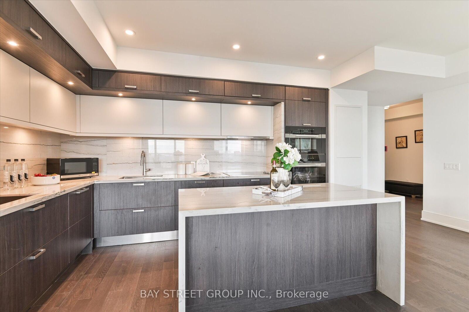 Property Photo: 30 Inn On The Park Drive 2707 ON M3C 0P8