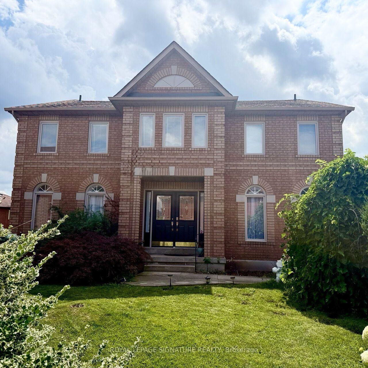 Property Photo: 3388 Trelawny Circle ON L5N 6N6