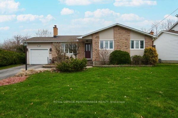Property Photo:  401 Phoenix Crescent  ON K1E 1V6 