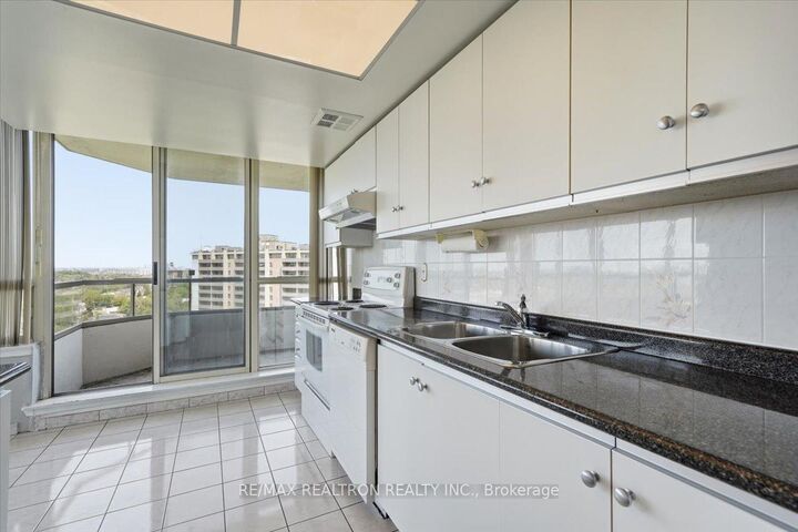 Property Photo: 5 Greystone Walk Drive 1604 ON M1K 5J5