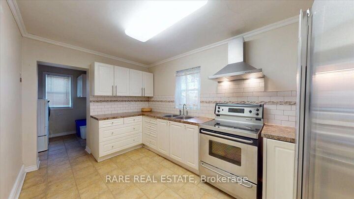 Property Photo:  8 Balsam Avenue N 1  ON L8L 6Y2 