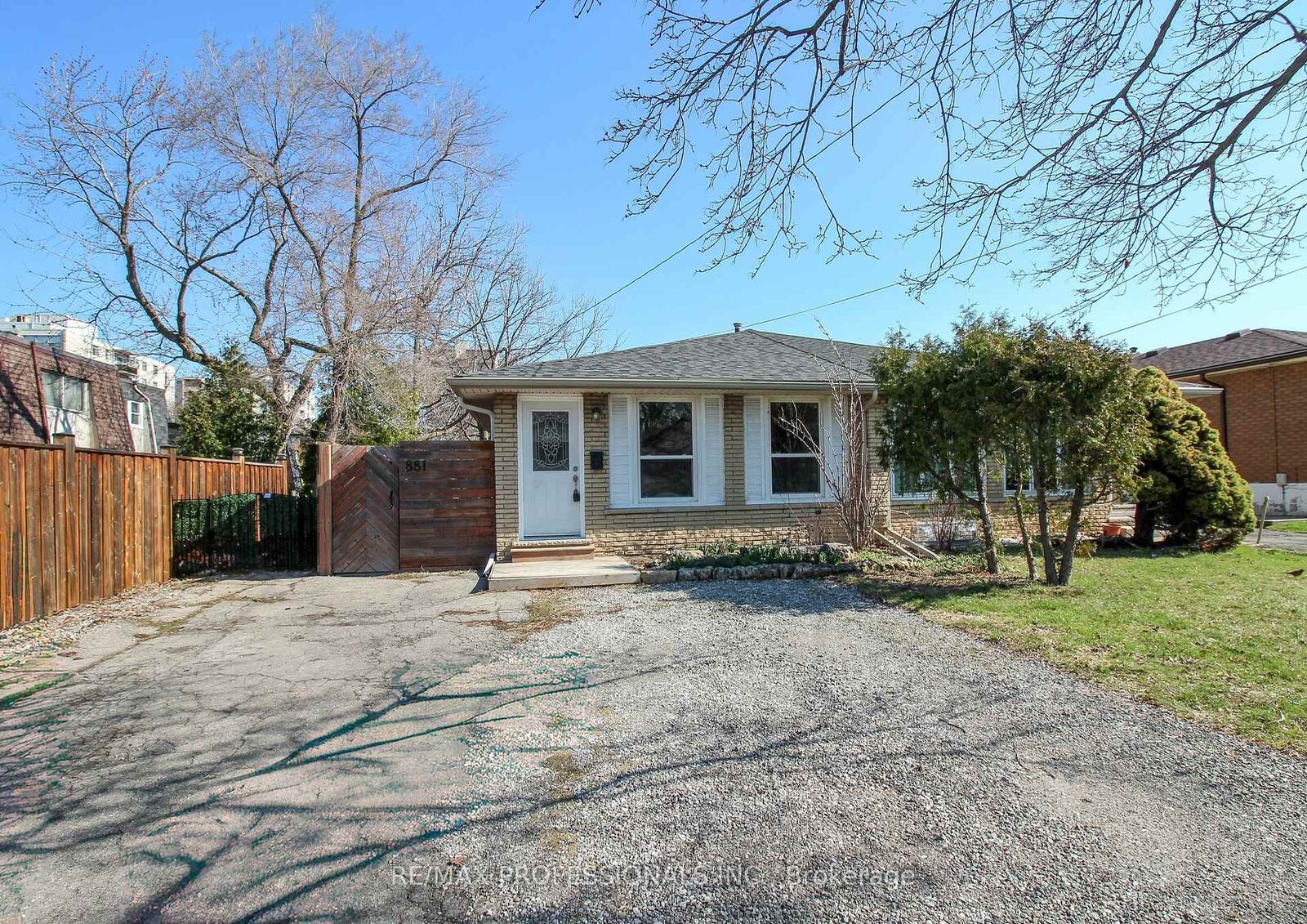 Property Photo: 881 Lawrence Road Lower ON L8K 2A4