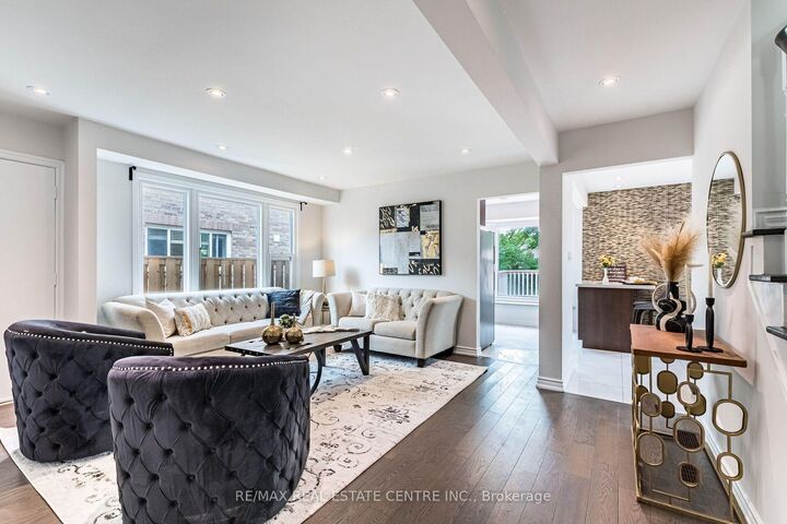 Property Photo:  1124 Shagbark Crescent  ON L5C 3N7 