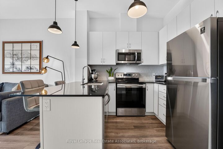 Property Photo:  102 Grovewood Common N/A 636  ON L6H 0X2 