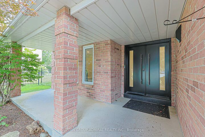 Property Photo: 62 Pickett Crescent ON L4C 9L3