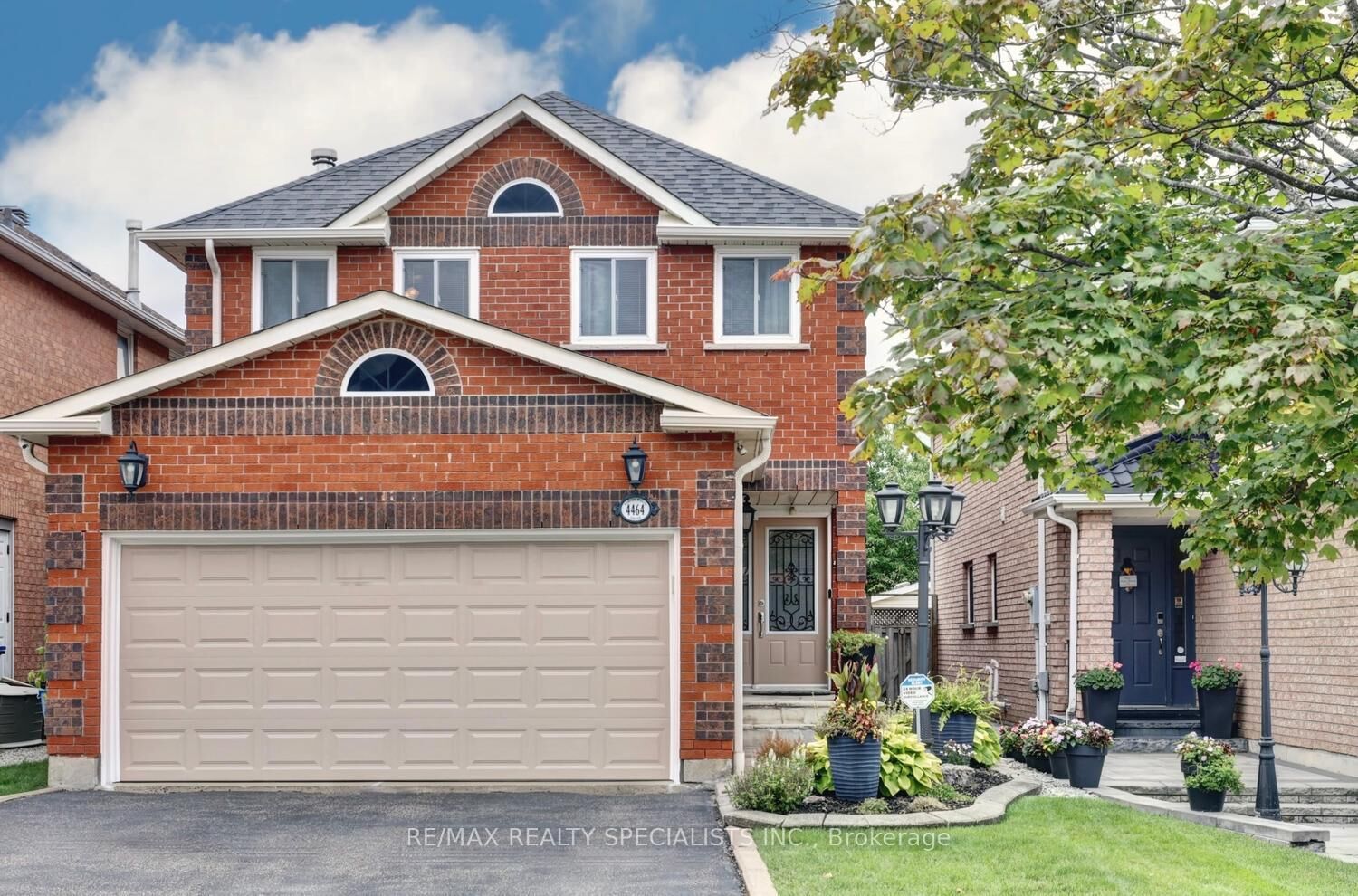 Property Photo: 4464 Weeping Willow Drive ON L5V 1K3