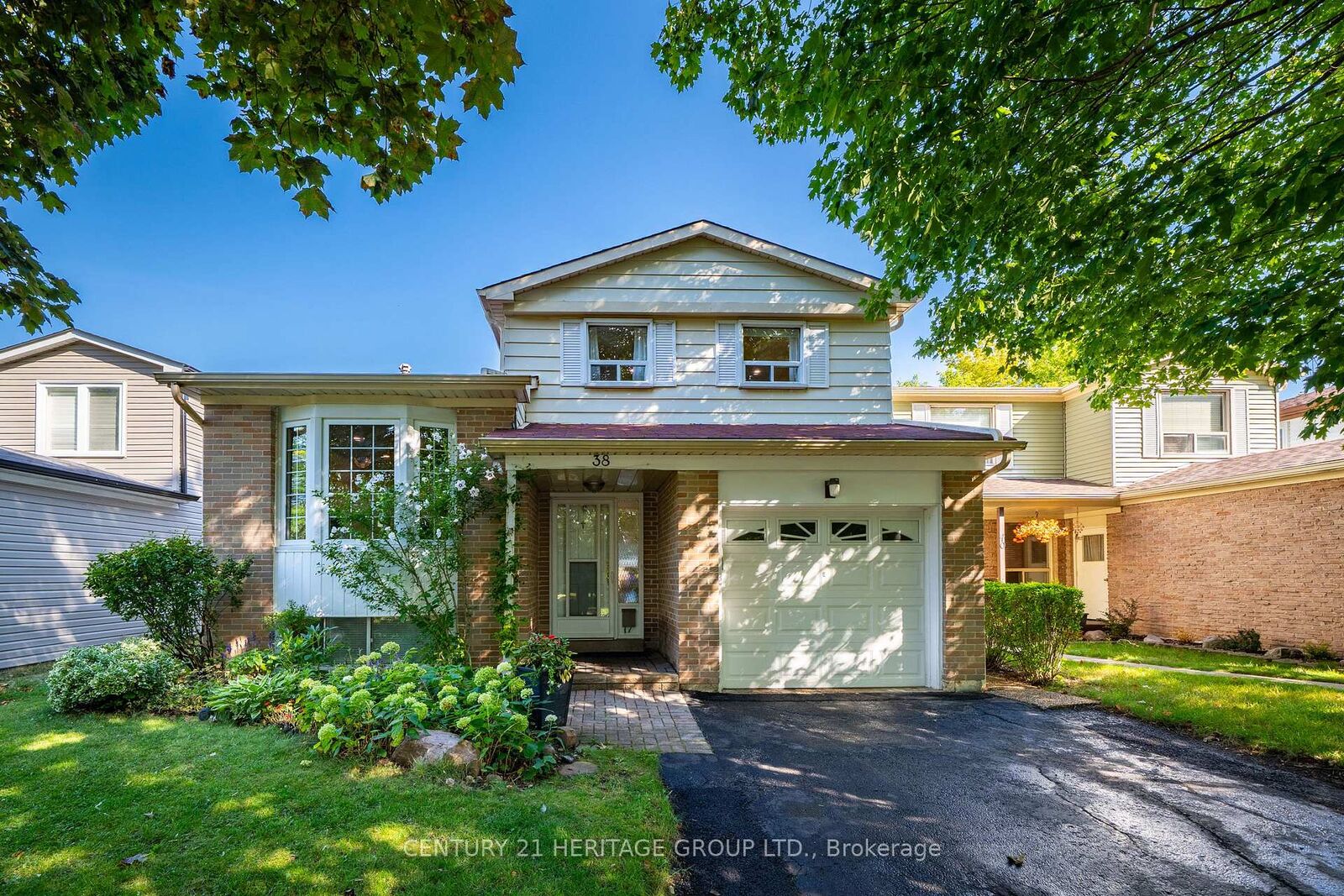 Property Photo: 38 Kitsilano Crescent ON L4C 5A5
