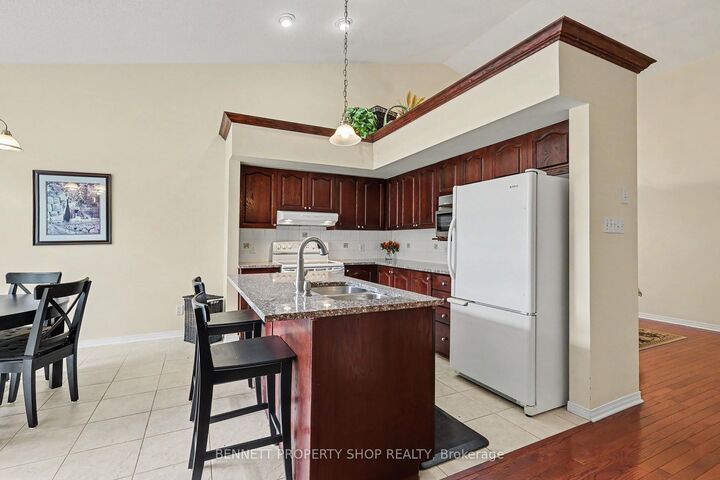 Property Photo:  4 Burnstead Crescent  ON K2M 2T4 
