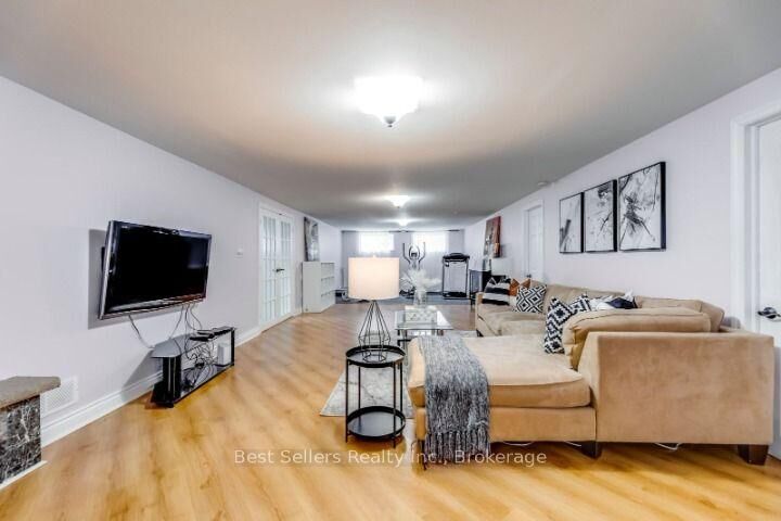 Property Photo: 12 Bowshelm Court ON L5N 1K1