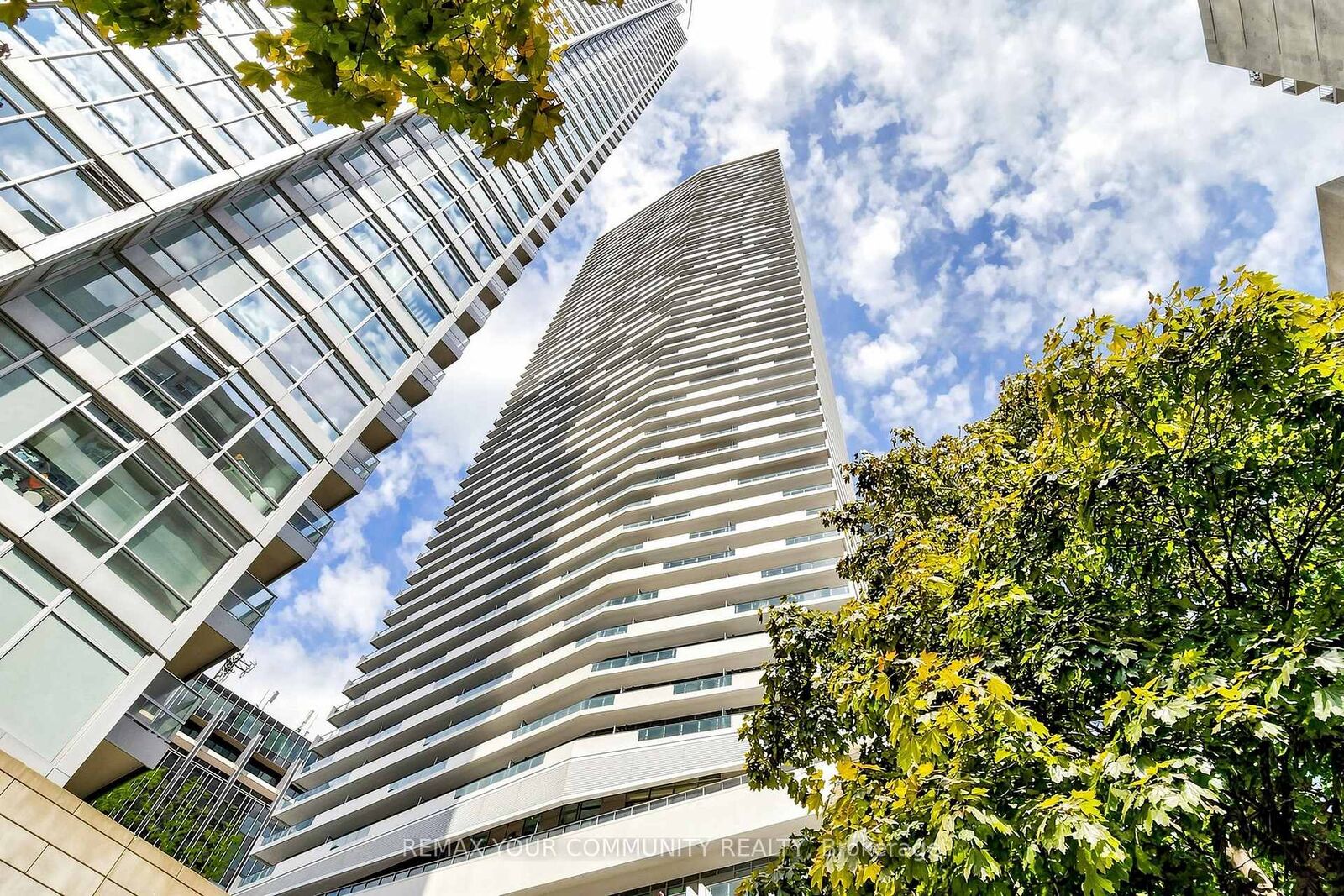 Property Photo: 2221 Yonge Street 2709 ON M4S 2B8