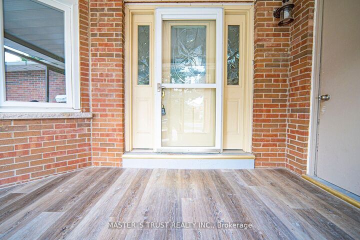 Property Photo: 2502 Folkway Drive ON L5L 2J6