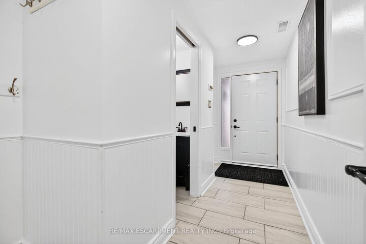 Property Photo:  11 Harrisford Street 70  ON L8K 6L7 