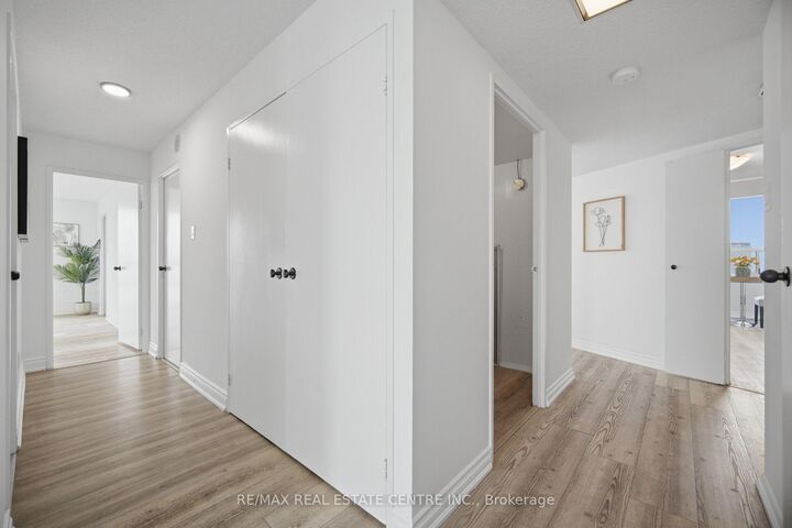 Property Photo: 3650 Kaneff Crescent 2601 ON L5A 4A1