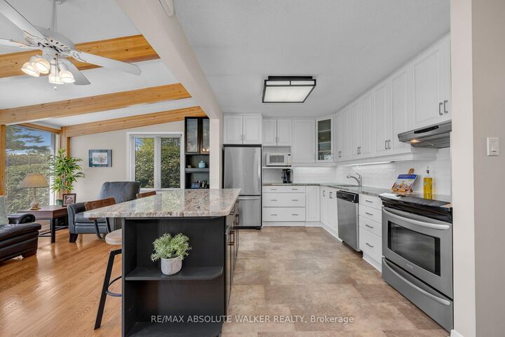 Property Photo:  5 West Herrington Court  ON K2H 6B9 