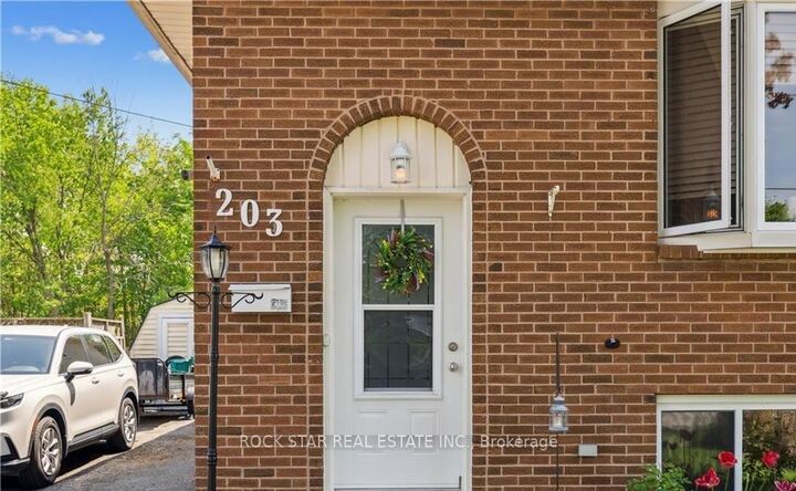Property Photo:  203 Commercial Street Upper  ON L3B 5Z5 