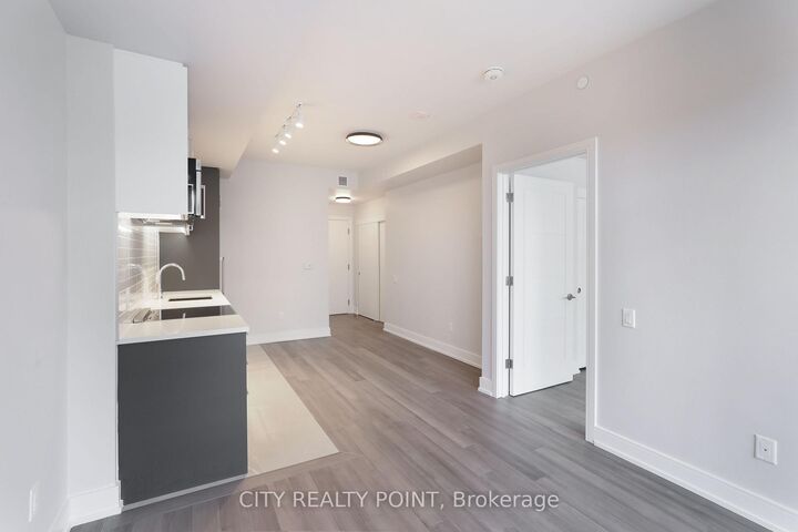 Property Photo:  2525 Bathurst Street 1105  ON M6B 2Y9 