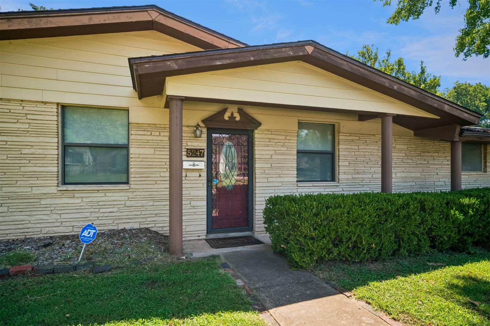 Property Photo: 5247 S Columbia Avenue OK 74105