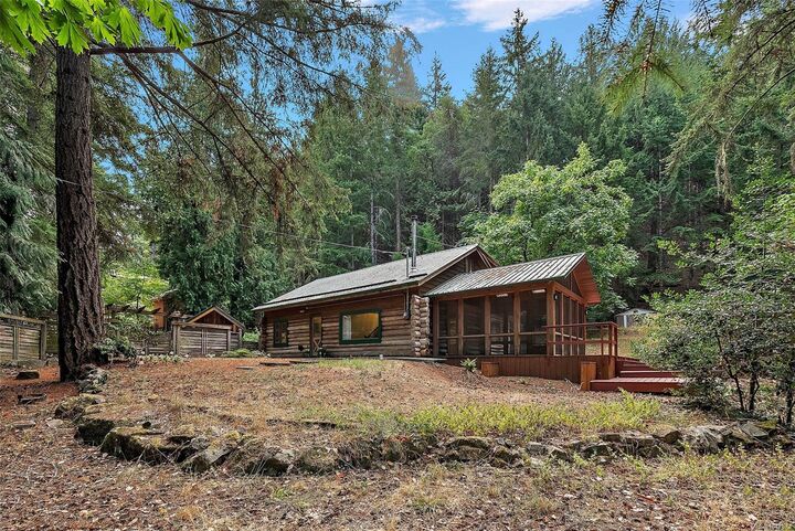 Property Photo:  135 Fairway Dr  BC V8K 1M6 