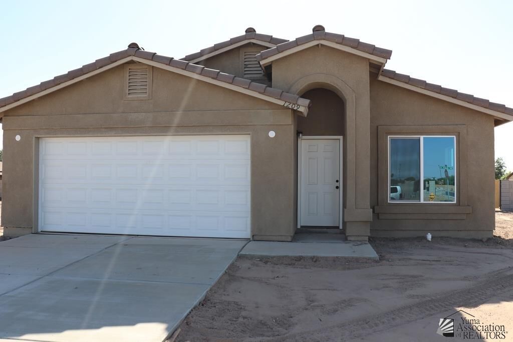Property Photo: 1209 S San Joaquin AZ 85350